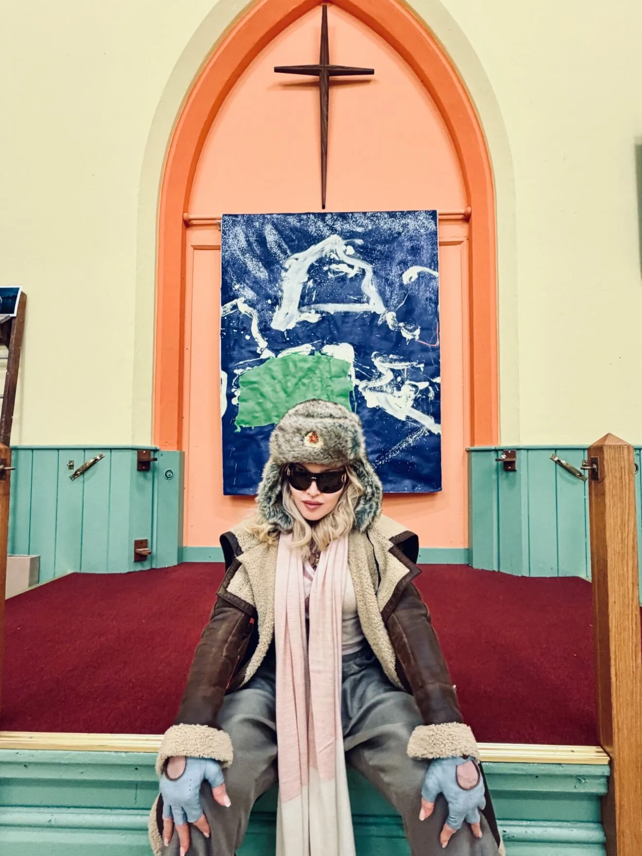 "Не вірю своїм очам". Мадонна, яка засуджувала війну, знялася з символом СРСР і розчарувала українців