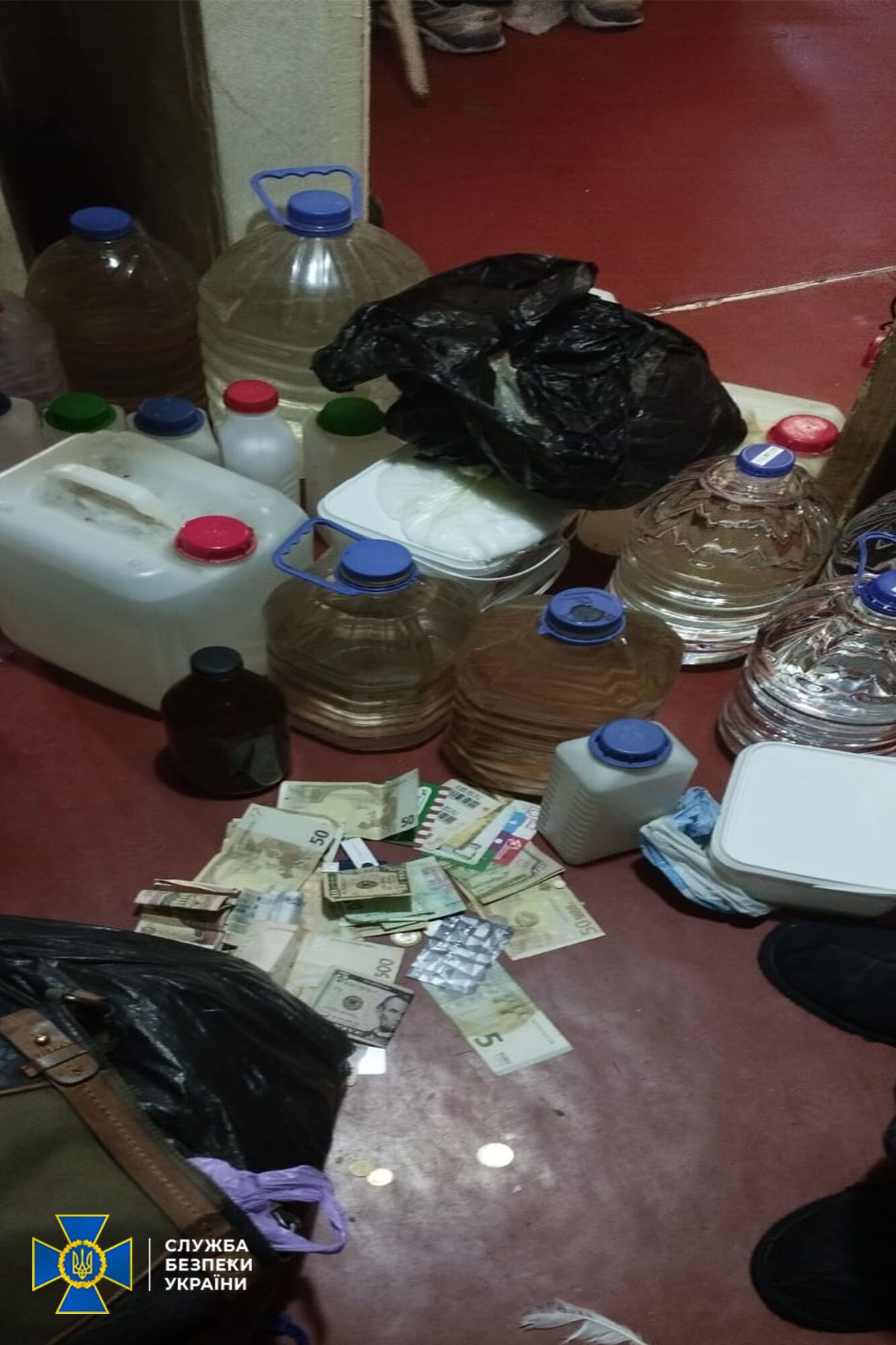 У Києві викрили "бізнесменів", які щомісяця виготовляли 10 кг наркотиків на 3 млн грн. Подробиці та фото