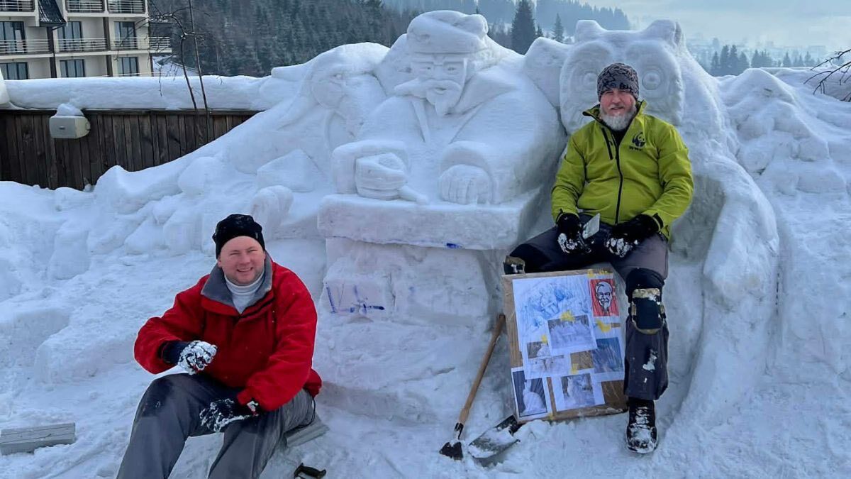 На Франковщине вылепили из снега двухметрового гуцула-музыканта. Фото