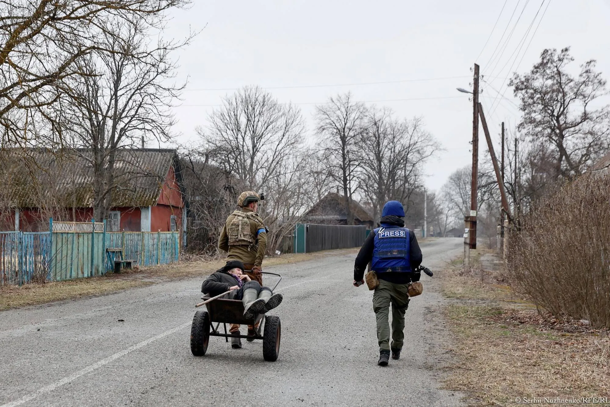 "З цією людиною можна йти у розвідку": журналіст, який виніс з палаючого житла  4-річну дівчинку на Київщині, вже не вперше рятує дітей під час війни