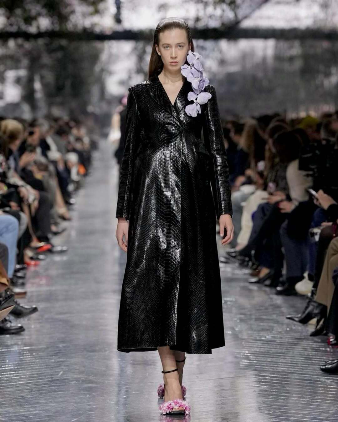 В коже и цветах: дочь-подросток Николь Кидман показала эпатажный образ на Неделе высокой моды. Фото