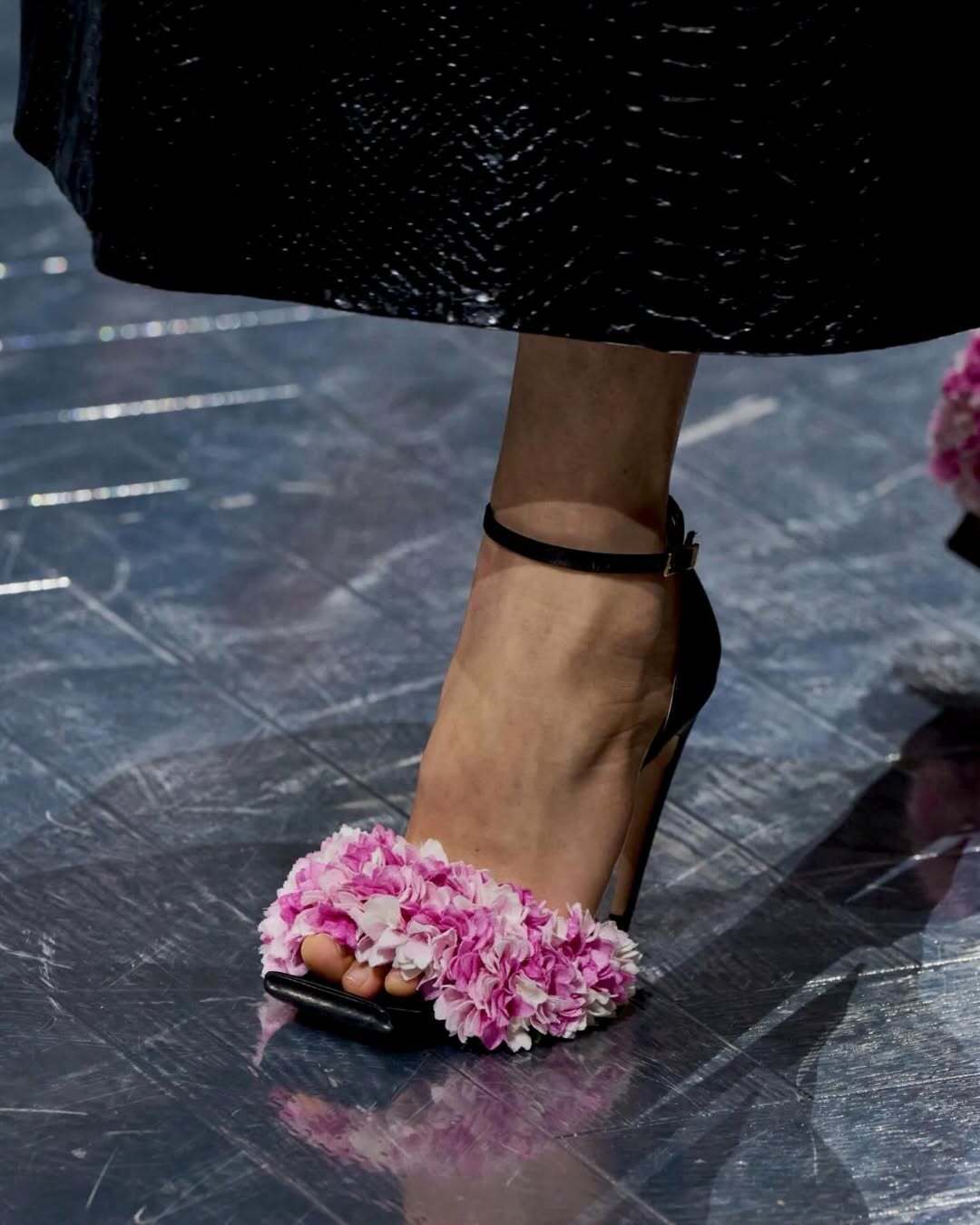 В коже и цветах: дочь-подросток Николь Кидман показала эпатажный образ на Неделе высокой моды. Фото