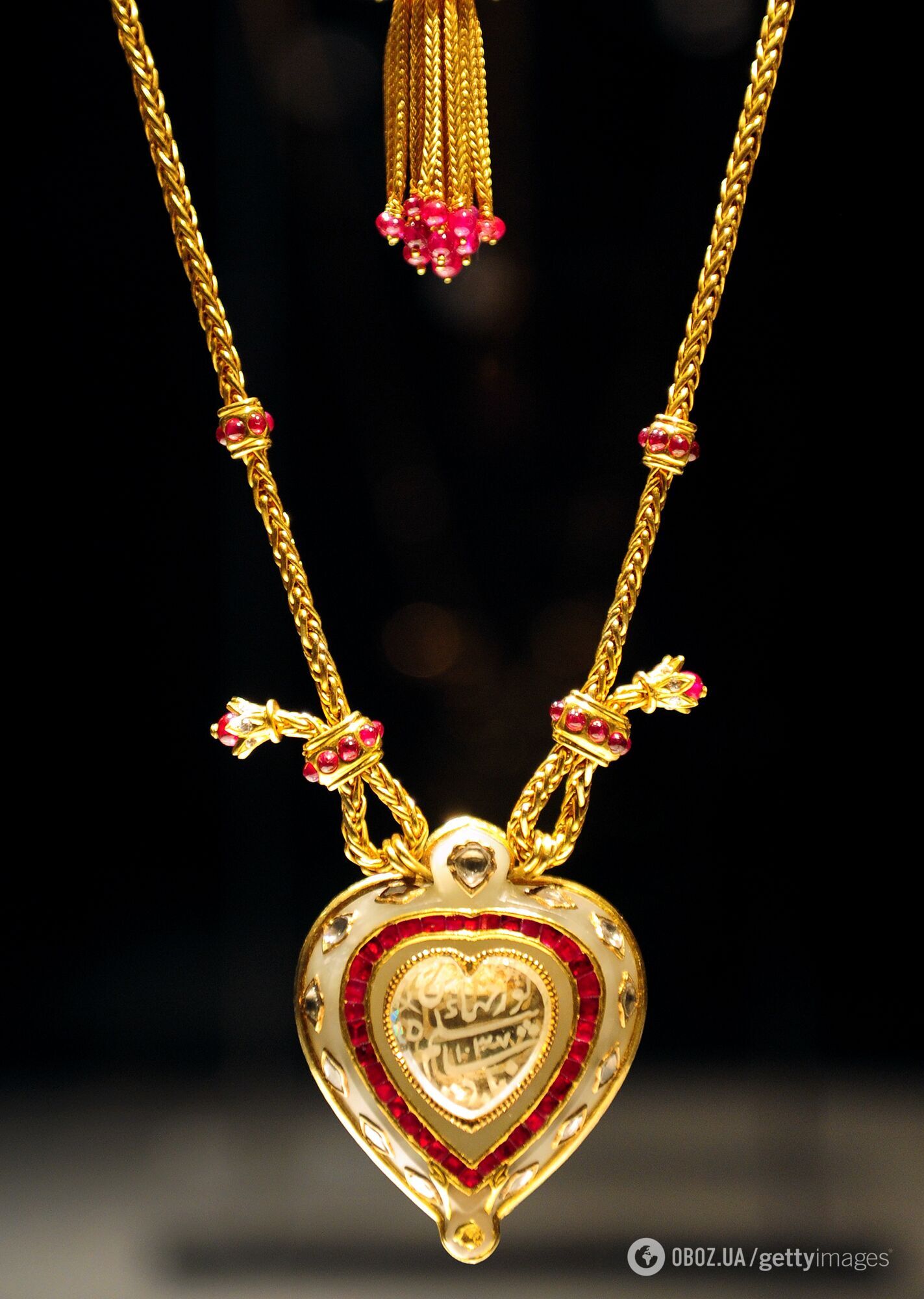 Намисто за ціною літака: Марго Роббі вийшла на червону доріжку в "проклятій" прикрасі Елізабет Тейлор