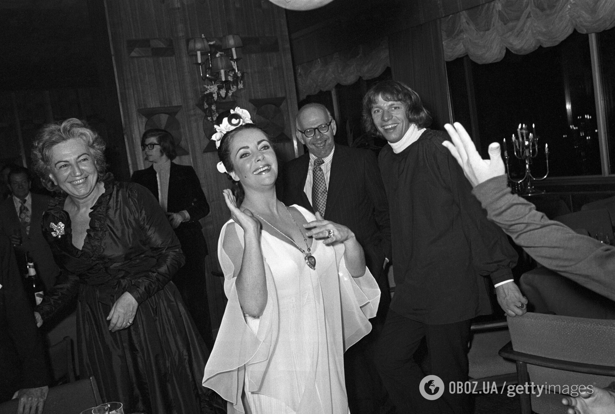 Намисто за ціною літака: Марго Роббі вийшла на червону доріжку в "проклятій" прикрасі Елізабет Тейлор