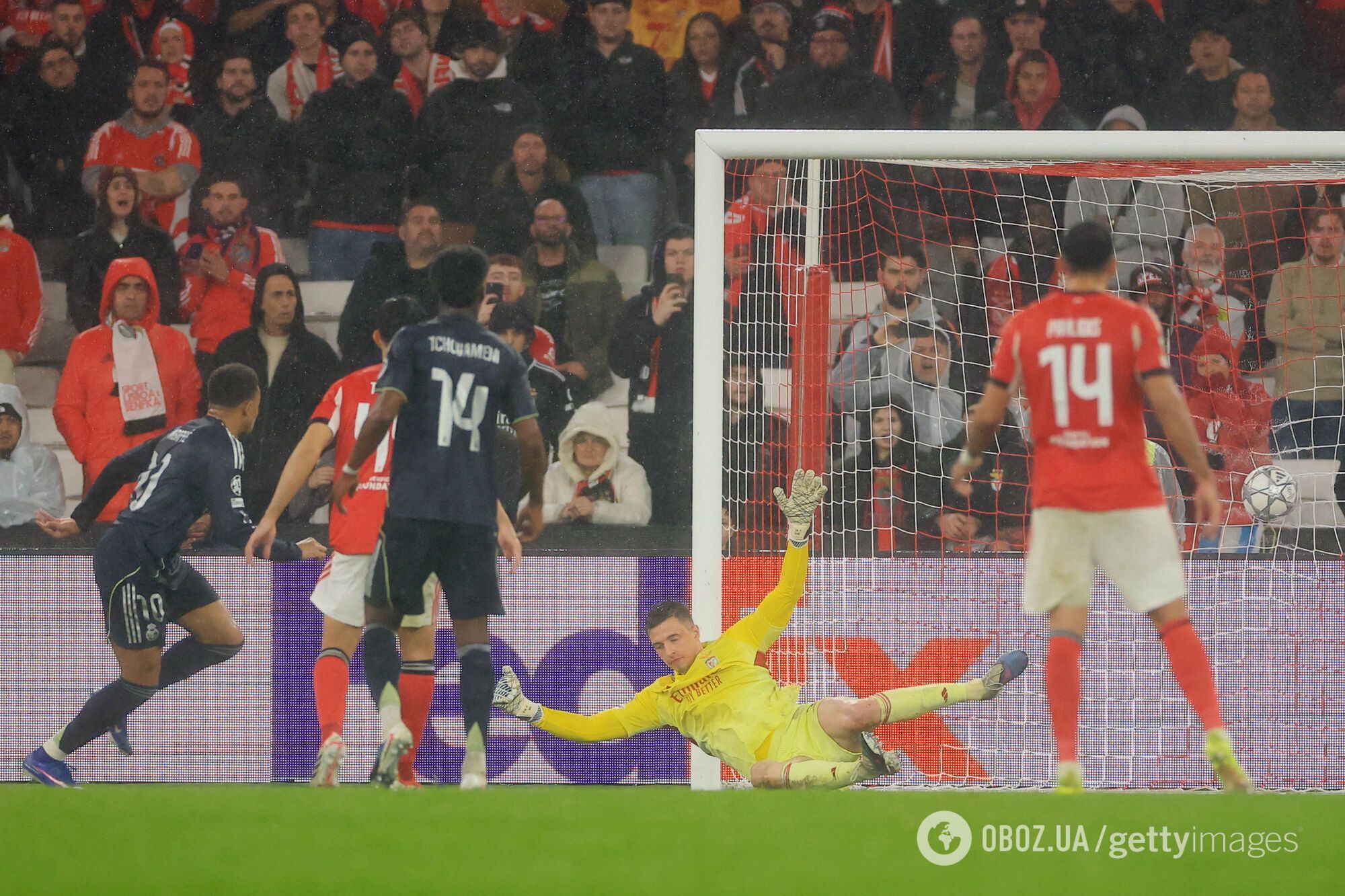 Голкипер сборной Украины забил "Реалу" на последней секунде и вывел "Бенфику" в плей-офф Лиги чемпионов. Видео