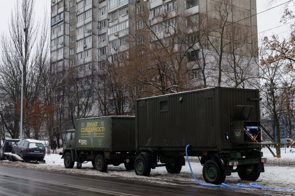 В Киеве разворачивают мобильные бытовые комплексы, переданные Порошенко