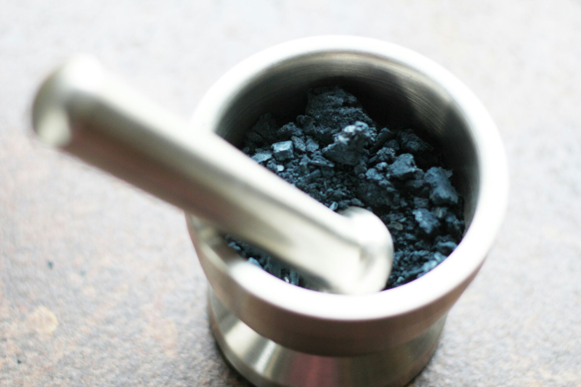 Чем подкормить замиокулькас, чтобы появились новые стебли: найдется в каждой аптечке