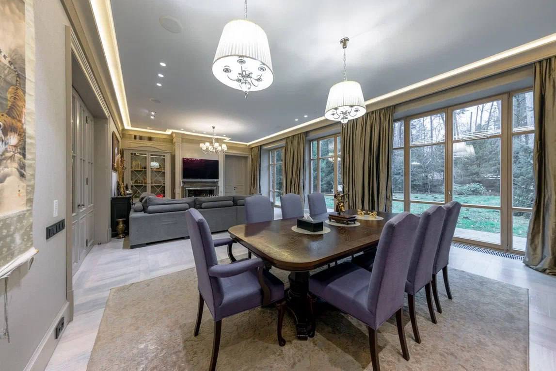 Комната для чемоданов и собственный кинотеатр: соратник Кремля Стивен Сигал решил избавиться от "дворца" на Рублевке за $9 млн