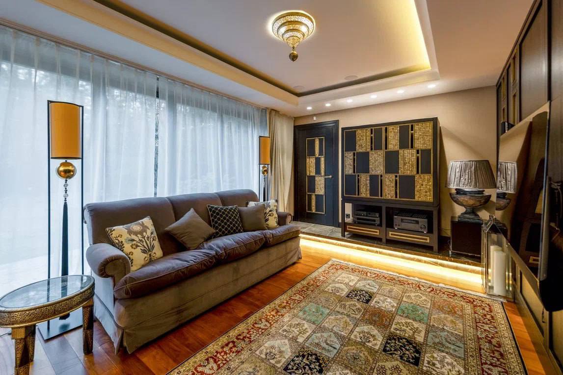 Комната для чемоданов и собственный кинотеатр: соратник Кремля Стивен Сигал решил избавиться от "дворца" на Рублевке за $9 млн