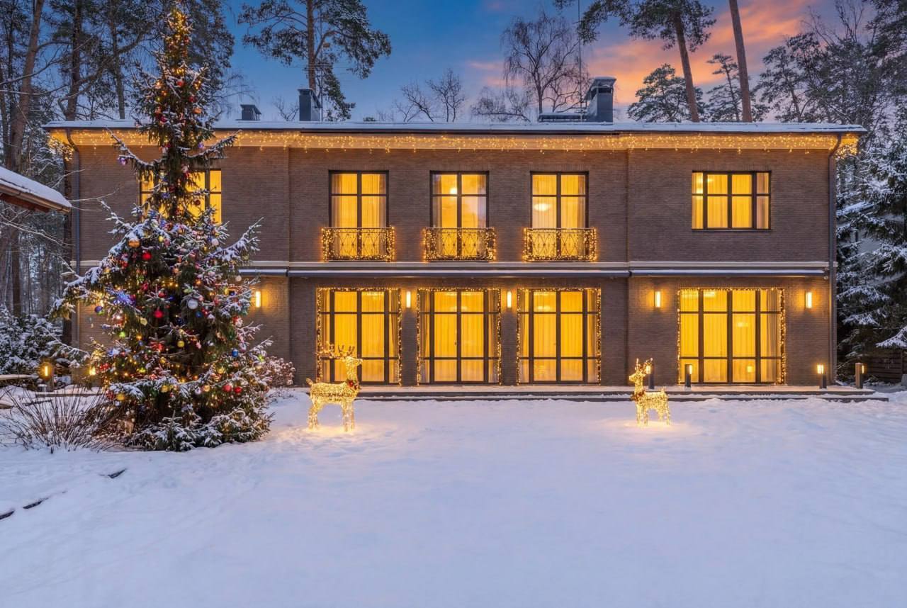 Комната для чемоданов и собственный кинотеатр: соратник Кремля Стивен Сигал решил избавиться от "дворца" на Рублевке за $9 млн