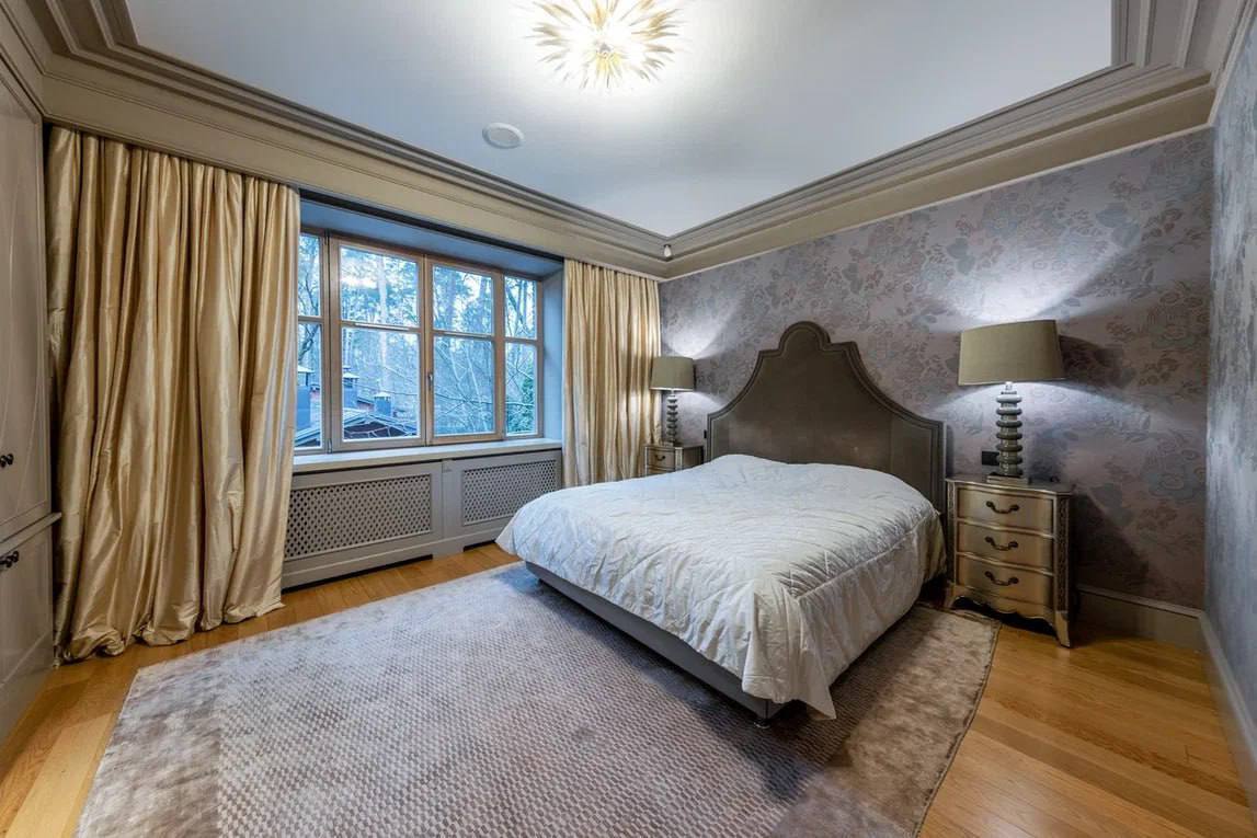 Комната для чемоданов и собственный кинотеатр: соратник Кремля Стивен Сигал решил избавиться от "дворца" на Рублевке за $9 млн