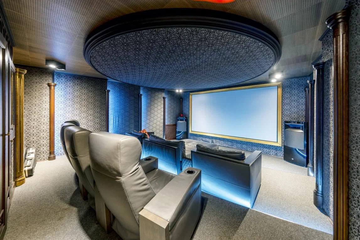 Комната для чемоданов и собственный кинотеатр: соратник Кремля Стивен Сигал решил избавиться от "дворца" на Рублевке за $9 млн