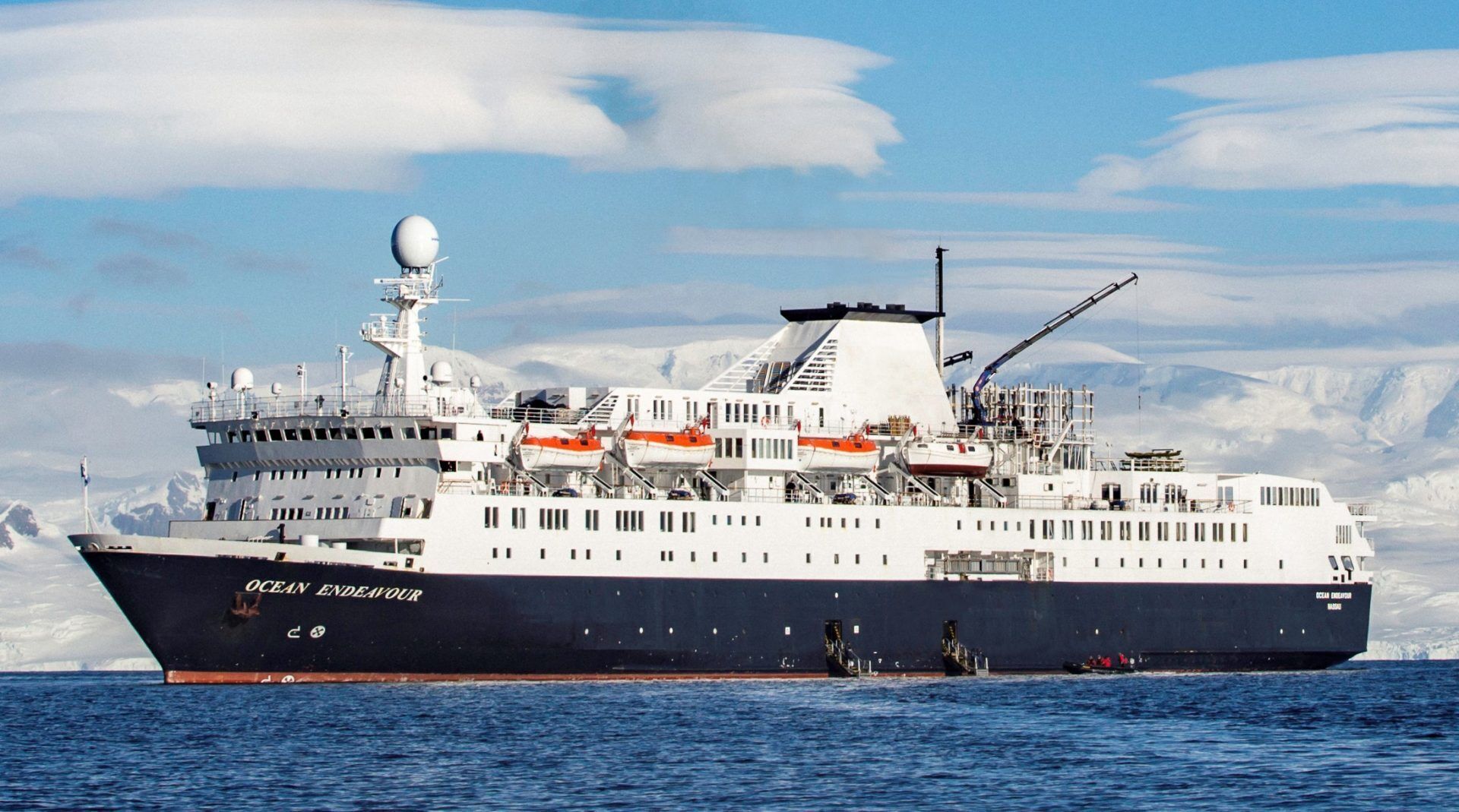 Дания отправила в Гренландию круизное судно: станет плавучей казармой для 150 военных. Фото