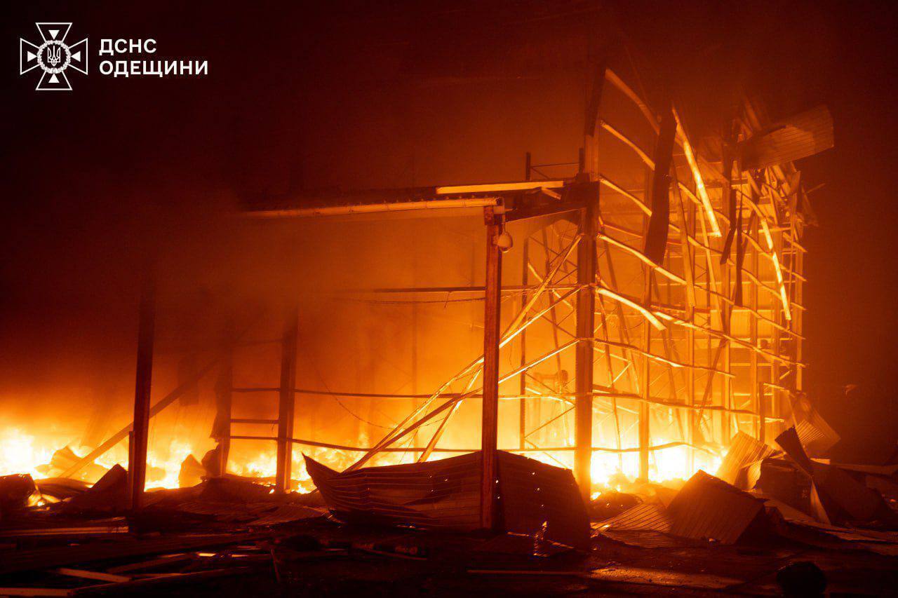 Окупанти вночі атакували Одесу дронами: пошкоджено обʼєкт інфраструктури. Фото і відео