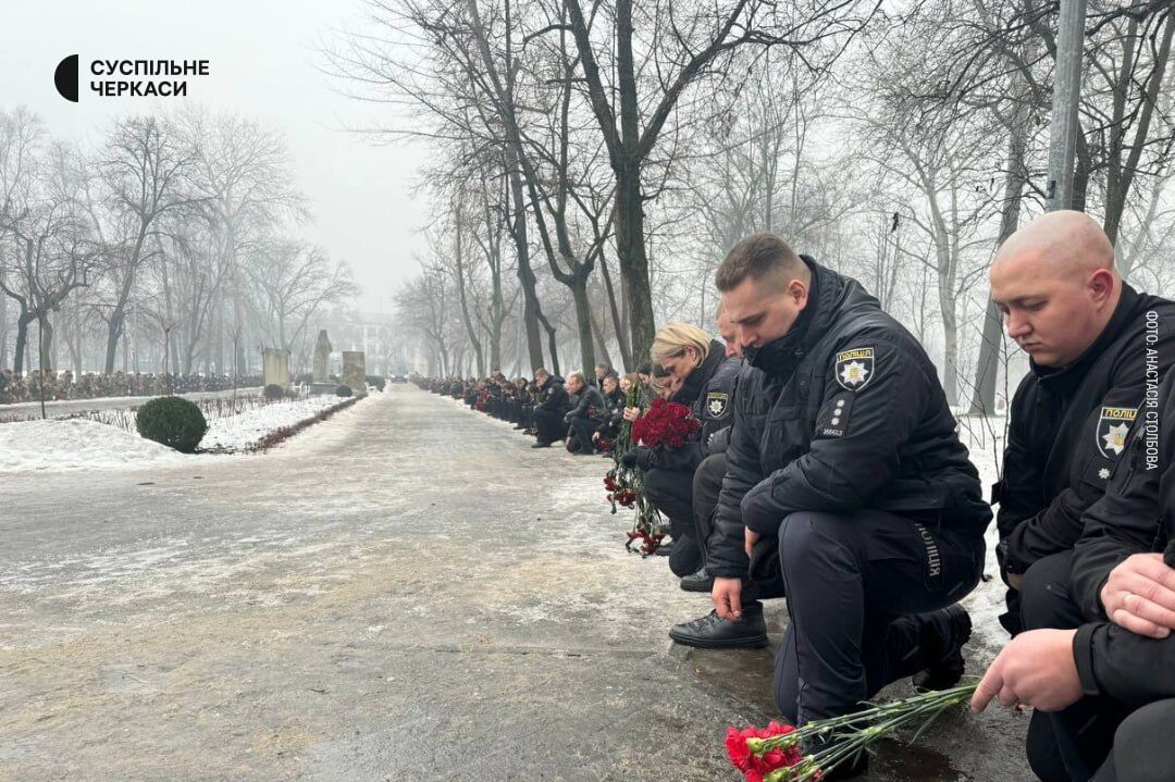 У Черкасах прощаються із чотирма поліцейськими, які загинули під час затримання підозрюваного у вбивстві. Фото