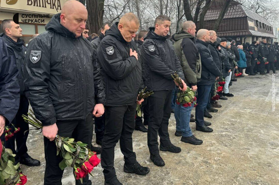 У Черкасах прощаються із чотирма поліцейськими, які загинули під час затримання підозрюваного у вбивстві. Фото