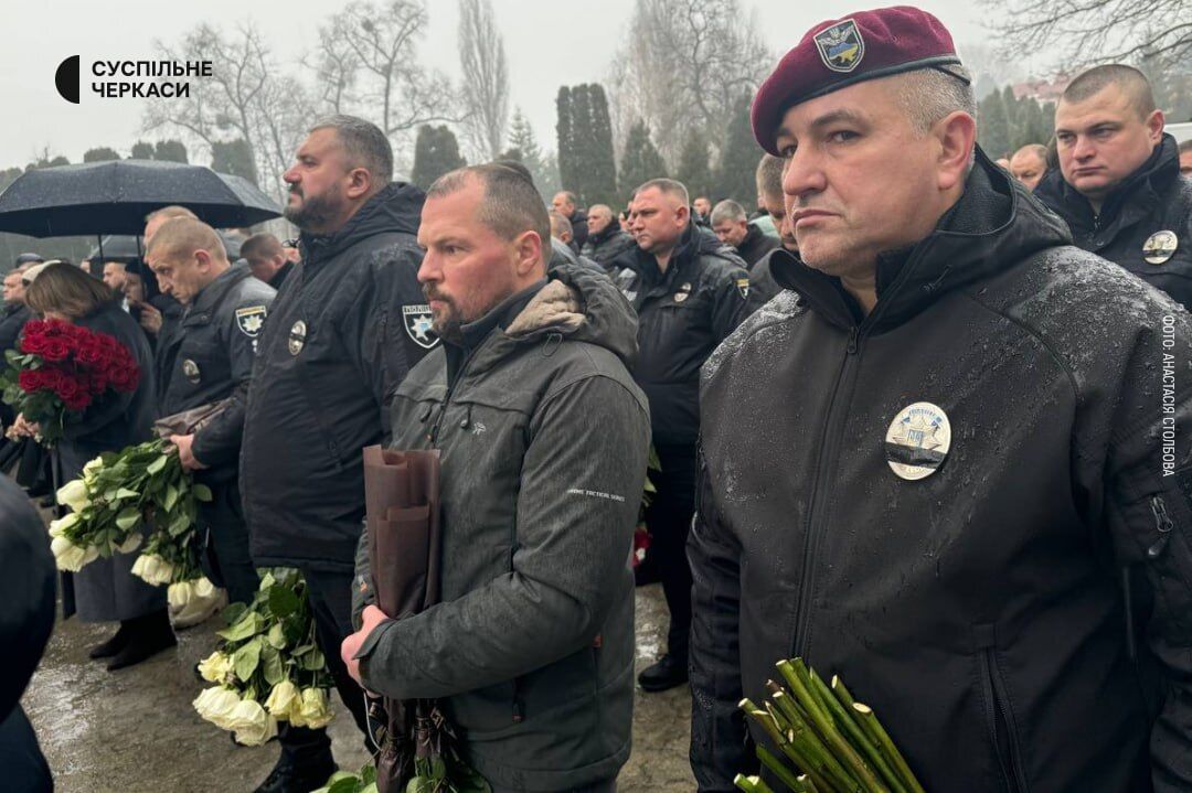 У Черкасах прощаються із чотирма поліцейськими, які загинули під час затримання підозрюваного у вбивстві. Фото