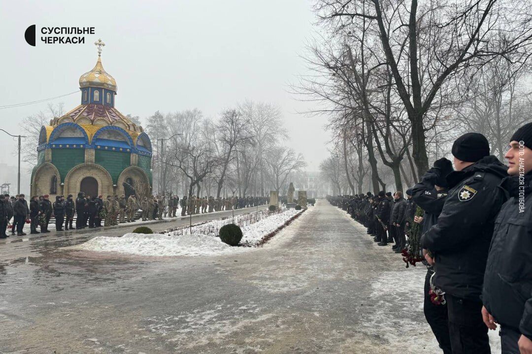 У Черкасах прощаються із чотирма поліцейськими, які загинули під час затримання підозрюваного у вбивстві. Фото