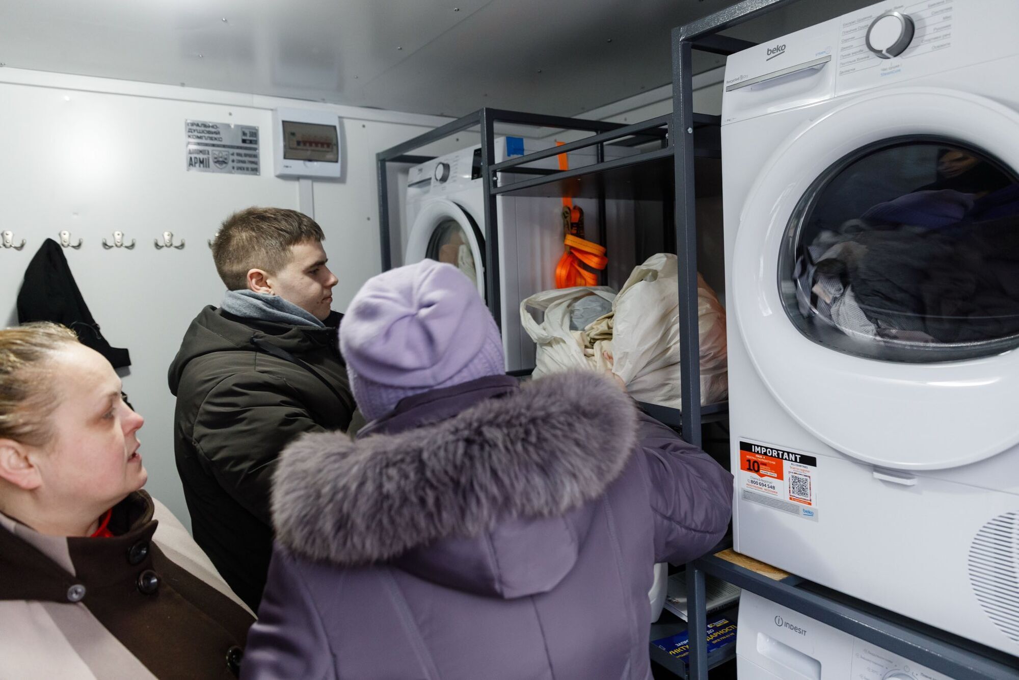 В Киеве разворачивают мобильные бытовые комплексы, переданные Порошенко