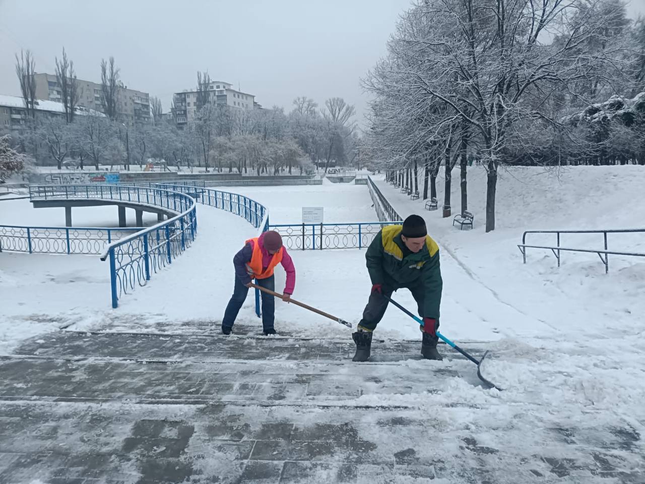 Задіяно понад 400 одиниць спецтехніки: у КМДА розповіли, як у Києві борються з ожеледицею та снігопадом. Фото та відео