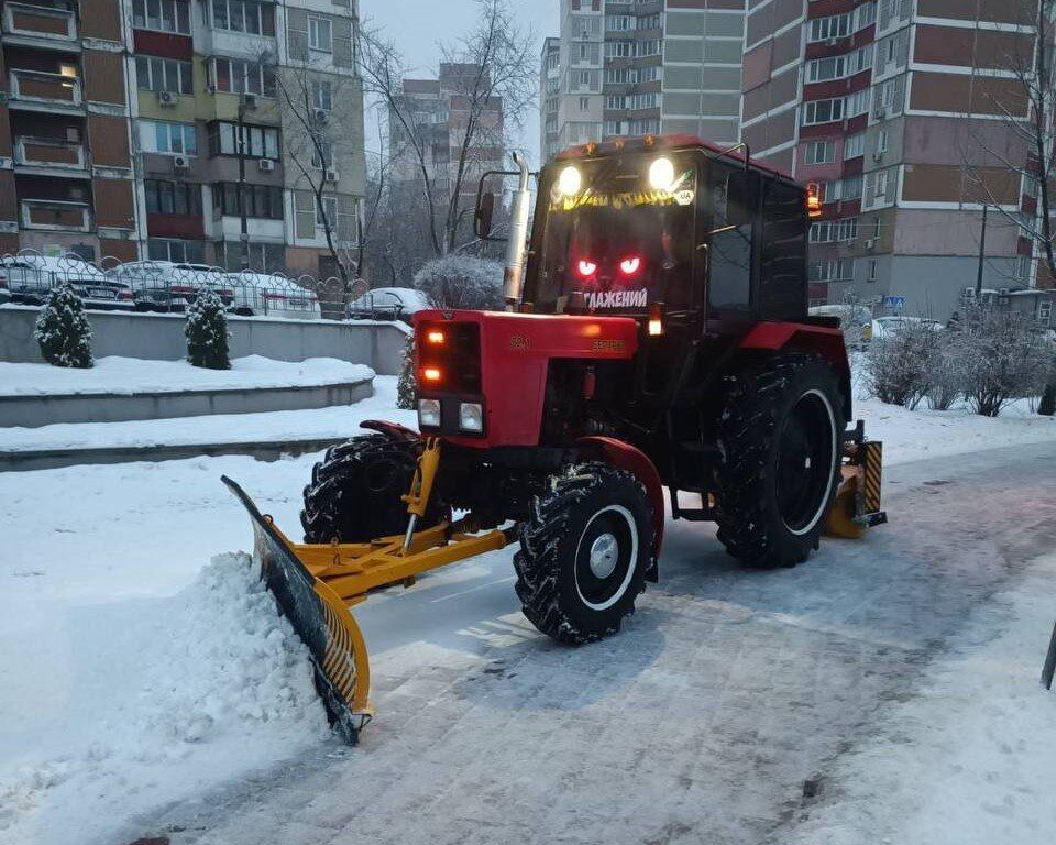Задіяно понад 400 одиниць спецтехніки: у КМДА розповіли, як у Києві борються з ожеледицею та снігопадом. Фото та відео