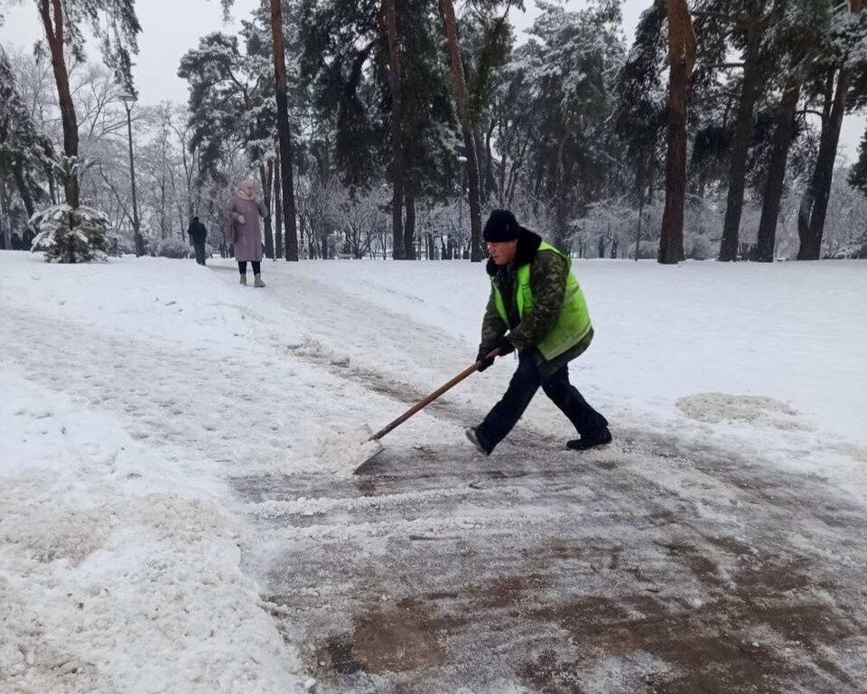Задіяно понад 400 одиниць спецтехніки: у КМДА розповіли, як у Києві борються з ожеледицею та снігопадом. Фото та відео