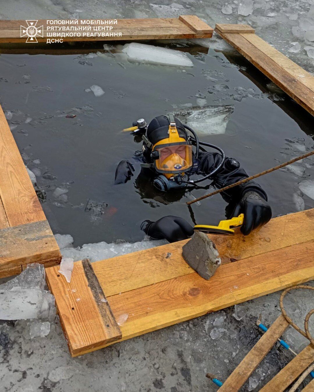 На Київщині під час пошуку "Шахеда" водолази знайшли предмет з 1,5 кг вибухівки всередині. Фото
