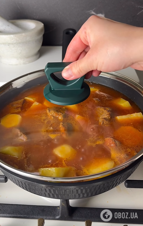 Смачна тушкована картопля з м'ясом на обід: ділимось ситним рецептом