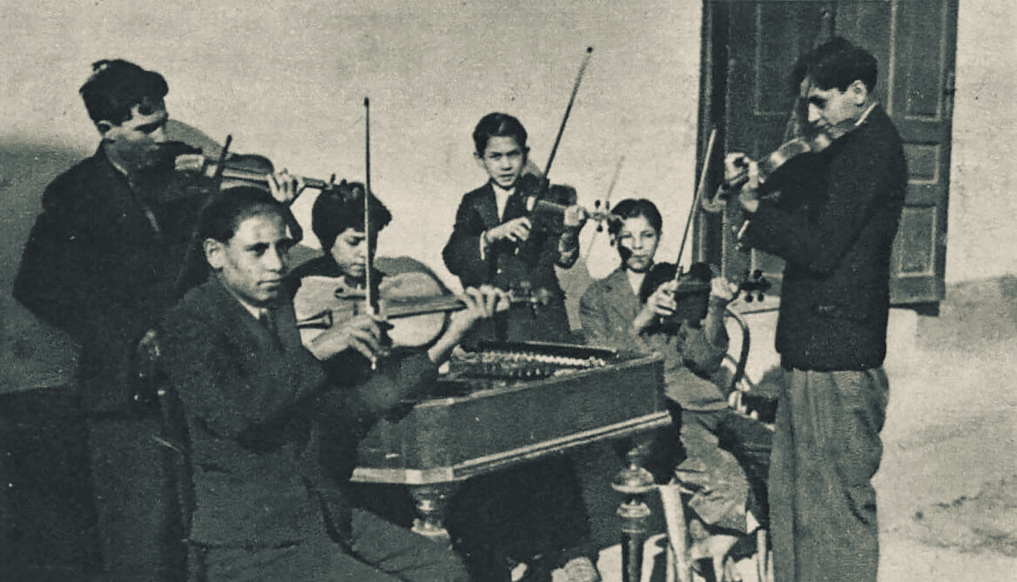 У мережі показали школу для ромів в Ужгороді в 1930-х: унікальні фото