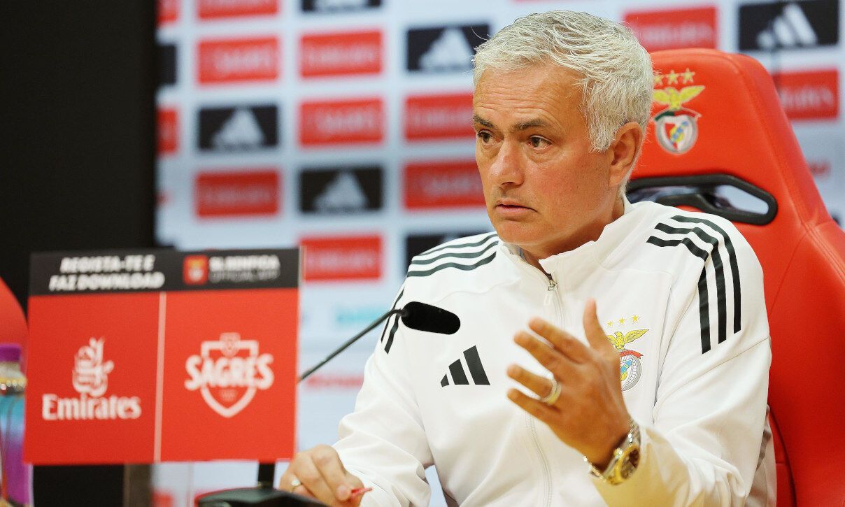 Жозе Моуриньо из-за "непонятного" футболиста сборной Украины начал кривляться во время пресс-конференции. Видео