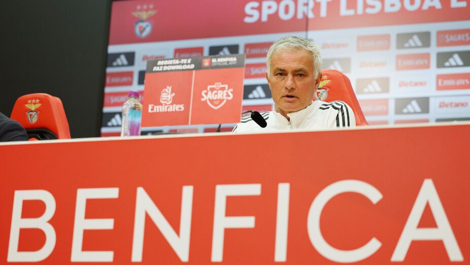 Жозе Моуриньо из-за "непонятного" футболиста сборной Украины начал кривляться во время пресс-конференции. Видео