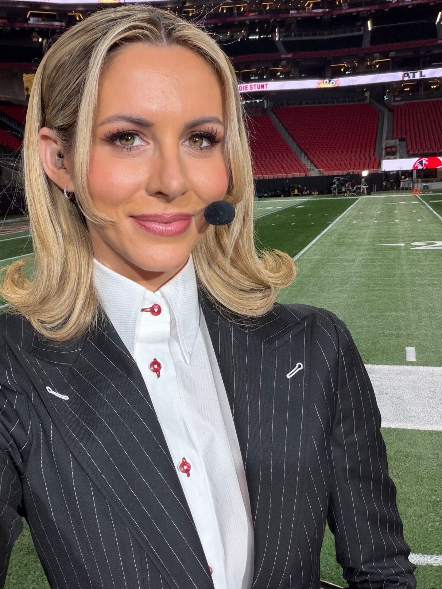 Не попавший в эфир поступок спортивной журналистки на матче в США собрал 4 млн просмотров з сутки. Видео