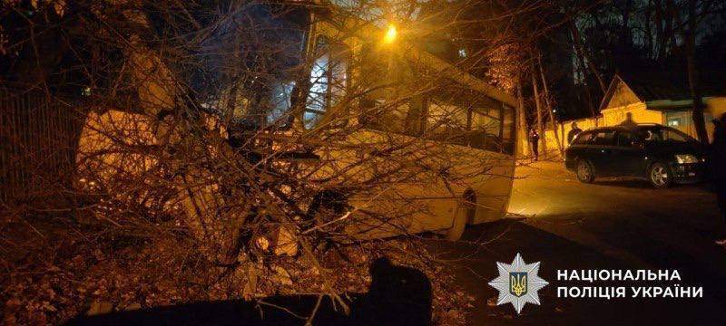 В Киеве мужчина угнал автобус и устроил массовое ДТП. Подробности и фото