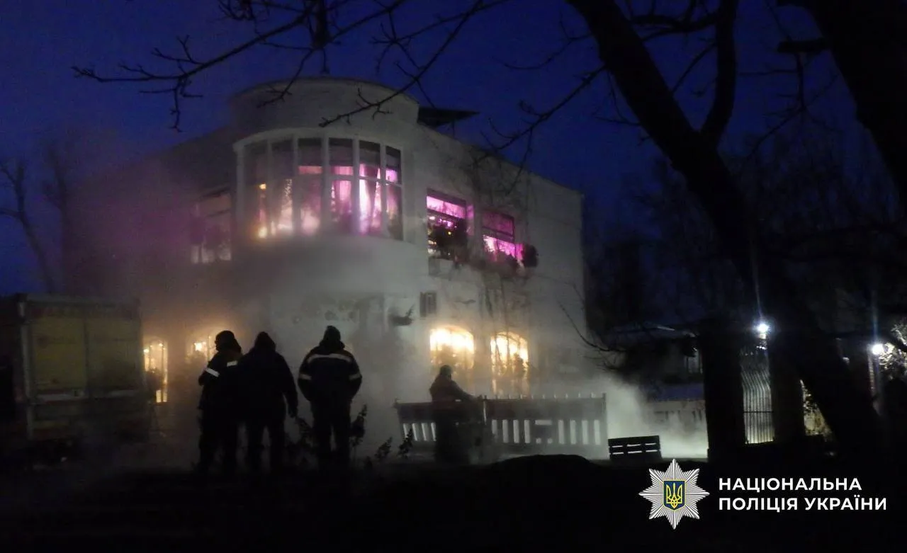 У Києві 16-річна дівчинка впала в яму з окропом: посадовцю "Київтеплоенерго" повідомили про підозру. Фото