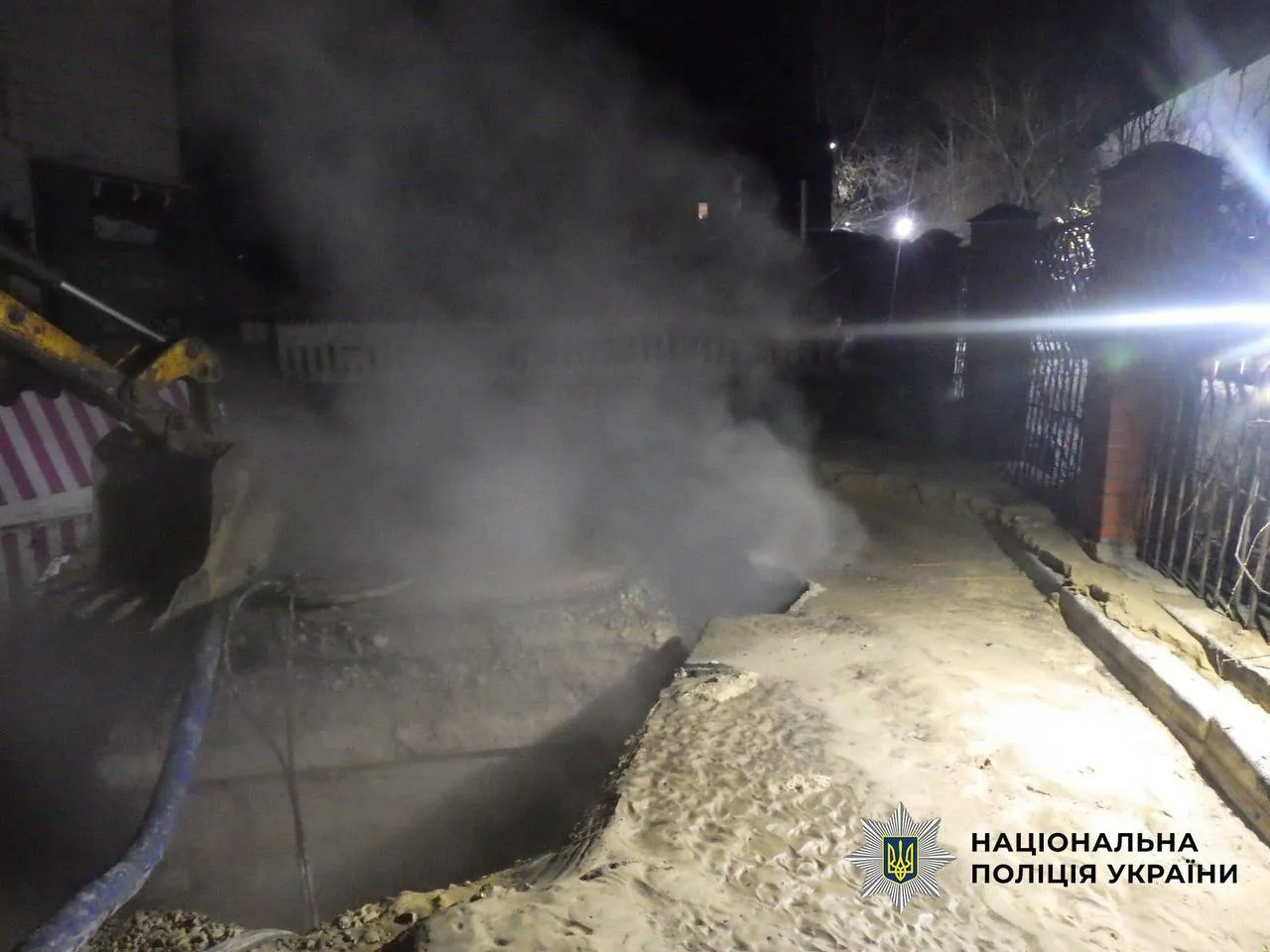 У Києві 16-річна дівчинка впала в яму з окропом: посадовцю "Київтеплоенерго" повідомили про підозру. Фото