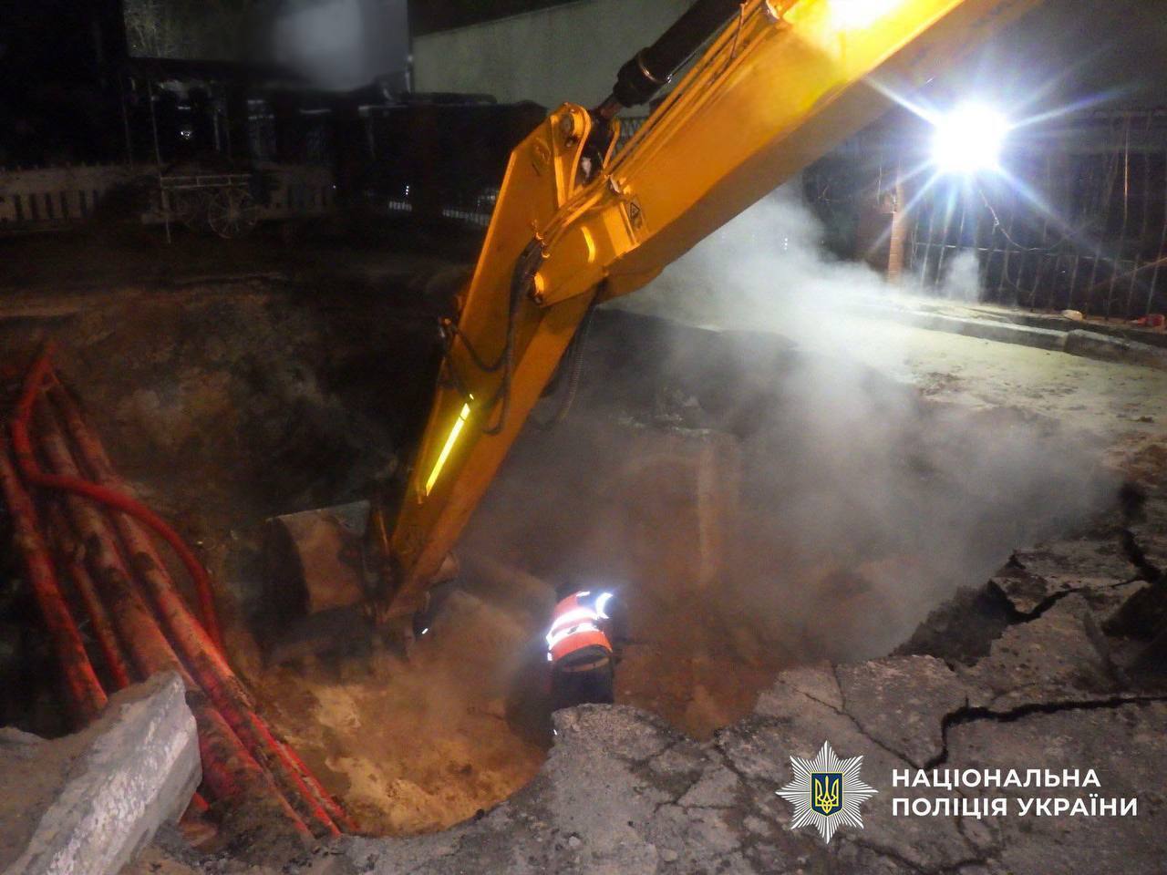 У Києві 16-річна дівчинка впала в яму з окропом: посадовцю "Київтеплоенерго" повідомили про підозру. Фото