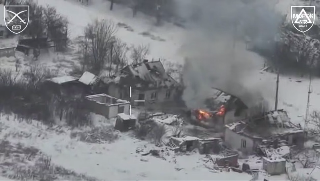 Украинский боец самостоятельно "положил" трех оккупантов в ближнем бою: видео аэроразведки