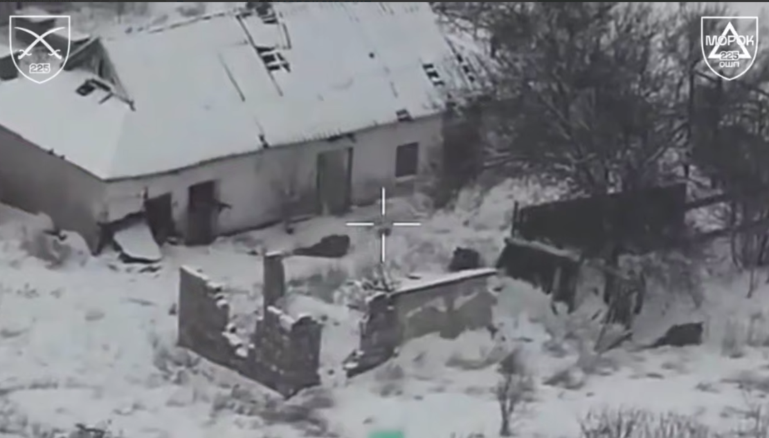 Украинский боец самостоятельно "положил" трех оккупантов в ближнем бою: видео аэроразведки