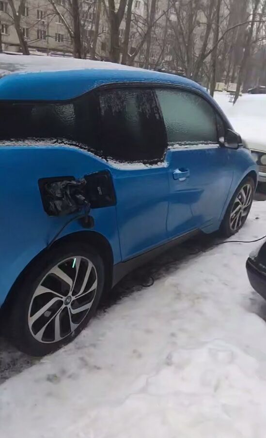 У Києві чоловік вирішив зарядити BMW із квартири після 9 днів без світла і спричинив скандал: без електрики могли лишитися всі. Відео