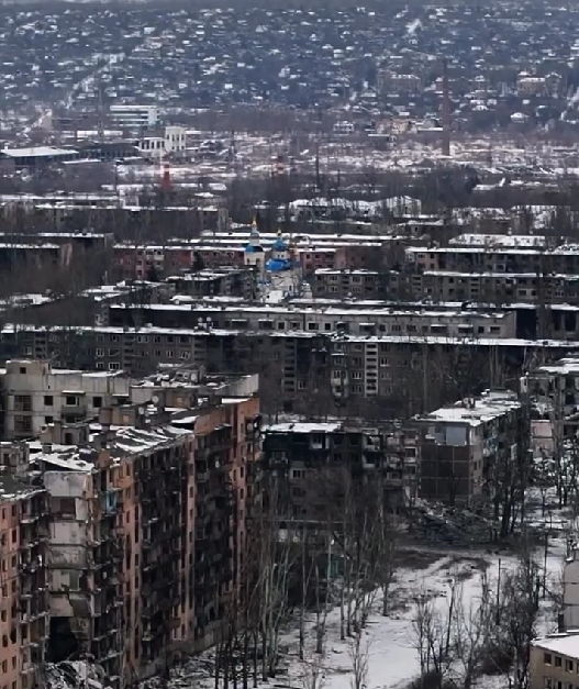 Зруйновані будинки і пусті вулиці: у мережі показали, який вигляд має понівечена ворогом Костянтинівка. Відео