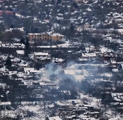 Зруйновані будинки і пусті вулиці: у мережі показали, який вигляд має понівечена ворогом Костянтинівка. Відео