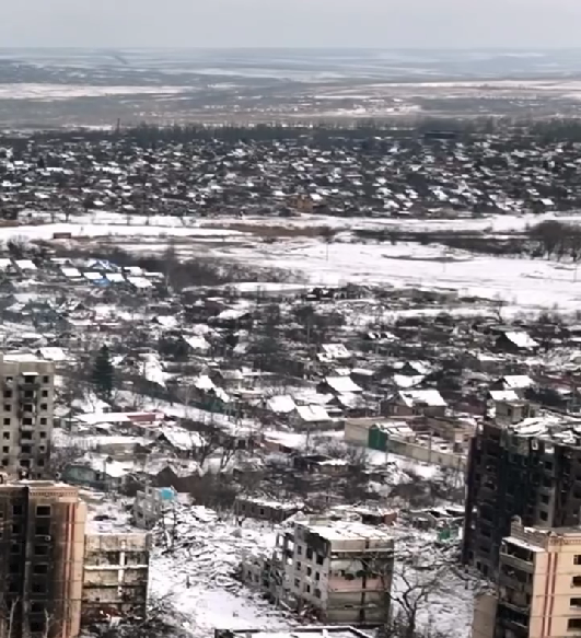 Зруйновані будинки і пусті вулиці: у мережі показали, який вигляд має понівечена ворогом Костянтинівка. Відео