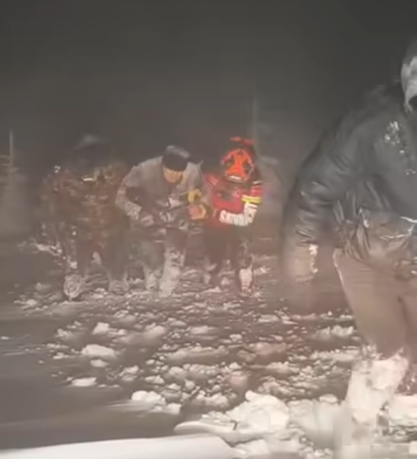 Були на межі життя та смерті: у горах Румунії врятували двох заблукалих та замерзлих українців. Фото і відео