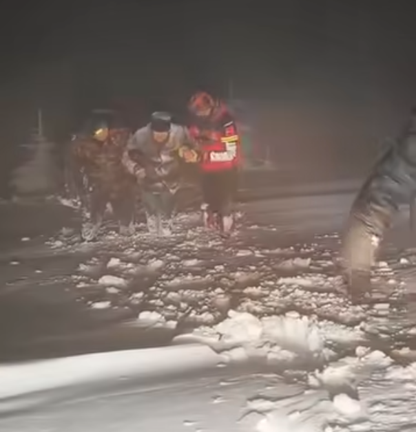 Були на межі життя та смерті: у горах Румунії врятували двох заблукалих та замерзлих українців. Фото і відео