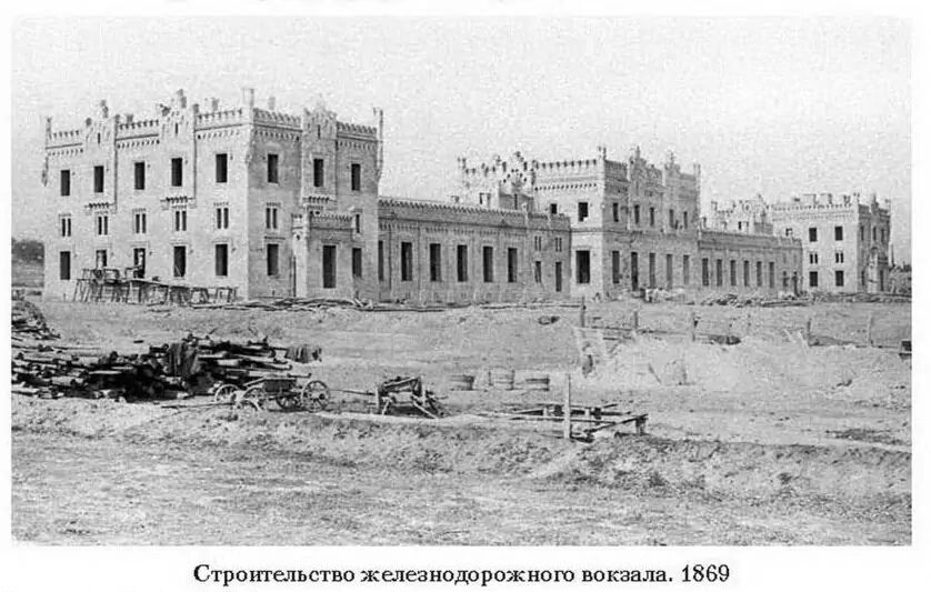 Похожее на замок: как выглядело первое здание Киевского железнодорожного вокзала в 1869 году. Редкое фото