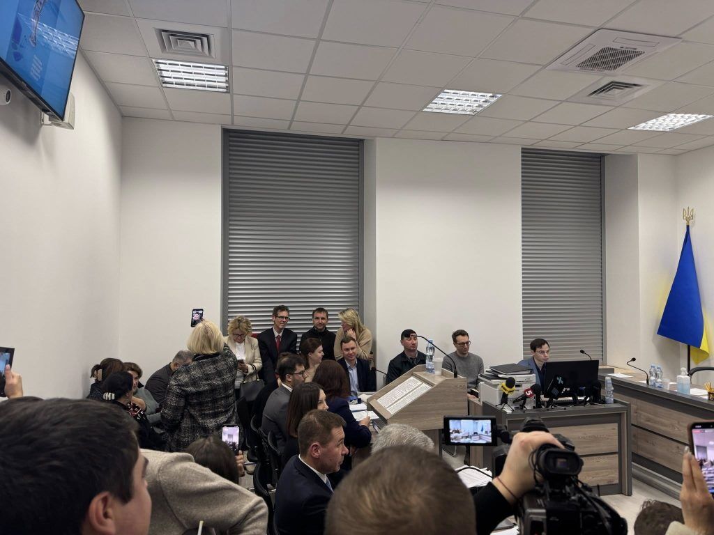 Дипломатів посадили на підвіконня: як проходить засідання Верховного Суду за позовом Порошенка про скасування санкцій