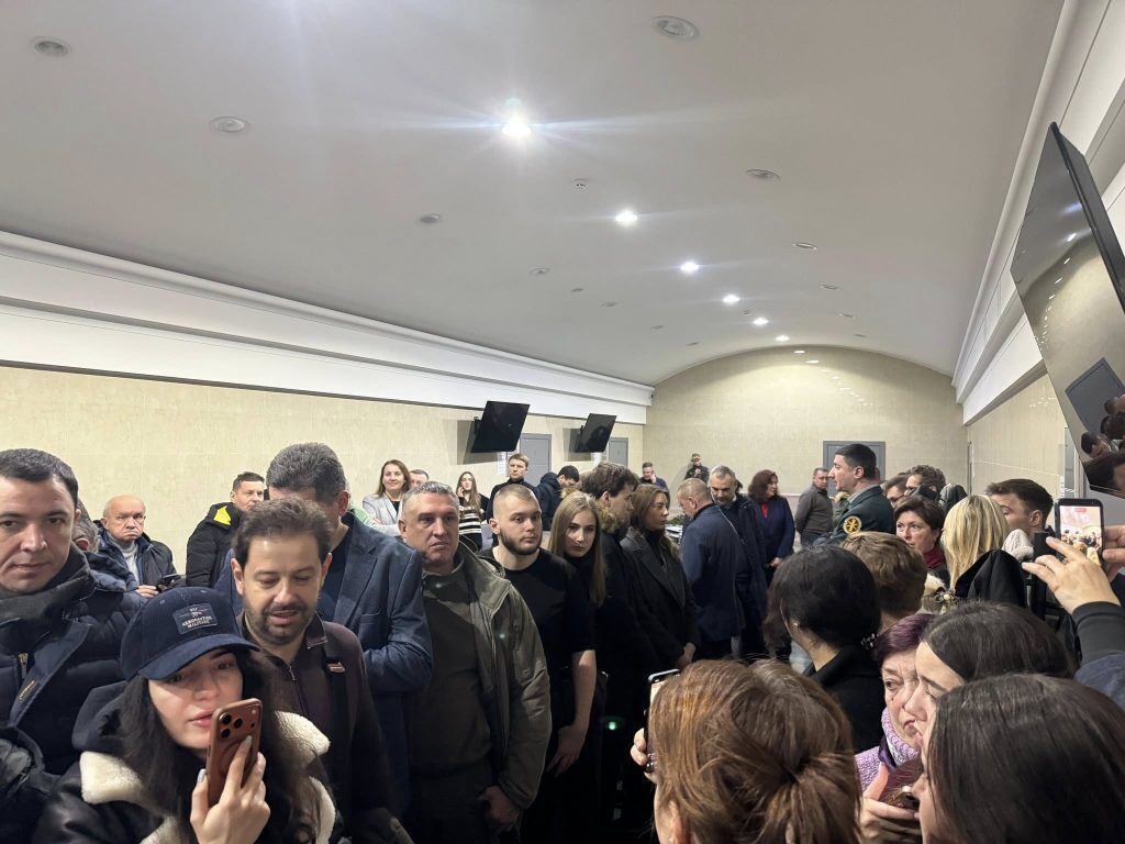 Дипломатів посадили на підвіконня: як проходить засідання Верховного Суду за позовом Порошенка про скасування санкцій