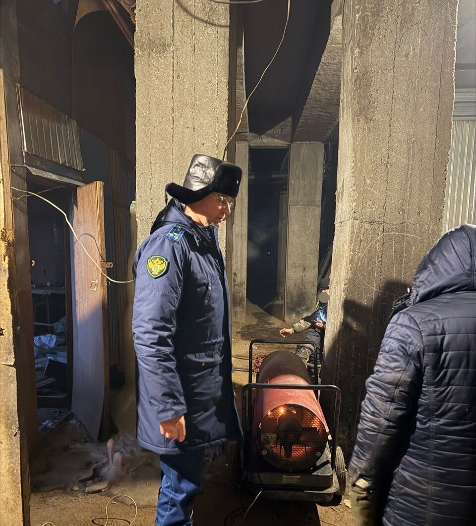 Люди сидять у крижаних квартирах і топлять сніг: Росію накрили сотні комунальних аварій, не повʼязаних з війною