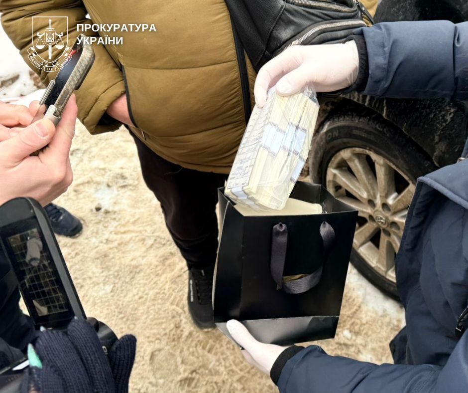 В Киеве "бизнесмены" продавали поддельные доллары США высокого качества: предлагали партию "валюты" в 100 тысяч. Фото