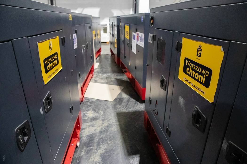 Кличко показал первую партию генераторов от мэрии и громады Варшавы, которые получил Киев. Фото